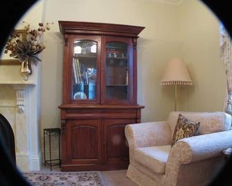 Ellie's Place on City Park - Launceston - Living room