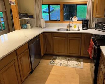 Quiet Lake house with beautiful water views - Hinsdale - Cocina