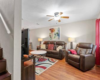 Renovated two-bedroom townhouse within walking distance to FSU. - Tallahassee - Living room