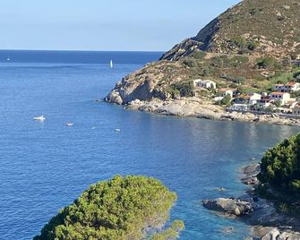 Romantic cottage on the coast of the sun at 80 m from the sea loc. Chiessi - Chiessi - Beach