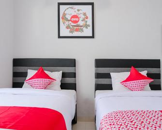 OYO 995 Alice's Homestay Syariah - Jember - Slaapkamer