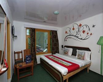OYO 9083 Hotel New Tourist Palace - Pahalgam - Slaapkamer