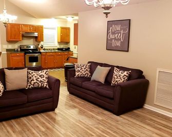 3 Mile Hideaway-Minutes to Holden Beach - Supply - Living room