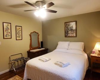 The Cats Meow- A little bit of country next to town - Ainsworth - Bedroom