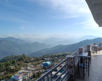 Goroomgo Himalaya Darshan Berinag - Chaukori - Balcón