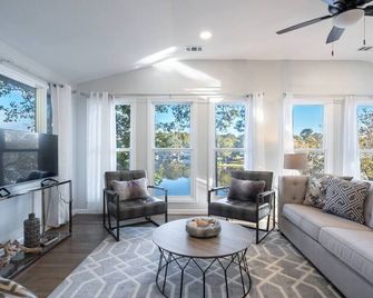 Family Retreat W/ Lake Front View (4bdr) - Snellville - Sala de estar