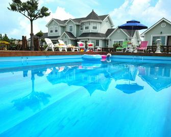 Taean (Anmyeondo) Cinderella Pension - Anmyeondo - Piscina