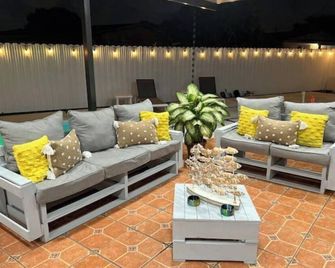 Beautiful apartment close to the airport, the beach and recreation sites. - ハイアレア - テラス