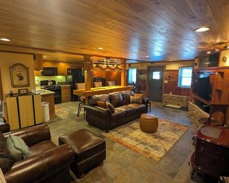 4-bedroom house in Walker, Trail access, large parking for trailers - Walker - Living room