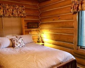 Log Home, secluded on a creek - Custer - Slaapkamer