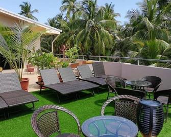 Blue Wave Guest House includes a garden & a patio & is located in Kudahuvadhoo. - Kudahuvadhoo - Patio