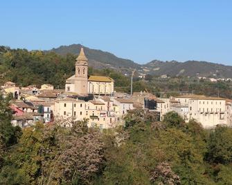 Idyllic air-conditioned villa with mountain views. Nature, villages & vineyards. - Castiglione Messer Raimondo - Building