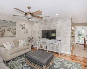 Charming Home Pensacola - Ferry Pass - Living room