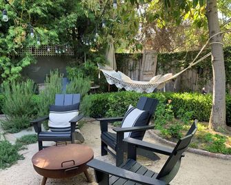 Charming English Tudor in Historic Neighborhood 5 Miles From Disneyland - Santa Ana - Patio