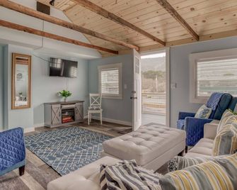 King Tide - Spacious, Renovated Cottage, Smart TVs, Steps to Beach at Rockaway! - Rockaway Beach - Salon