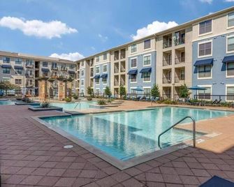 Chic 1br Frisco Stay, King & Sofa, Pool & Gym - Frisco - Pool