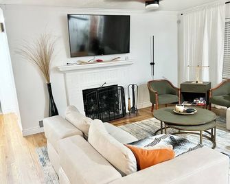 Cozy Reno NV House by DT & UNR w/ pool table - Reno - Salon