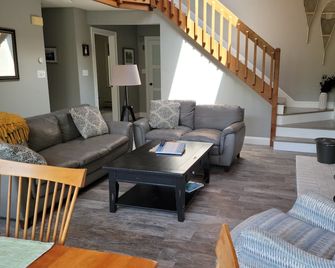 Beautiful condo close to everything with brand new game room. - Carroll - Obývací pokoj