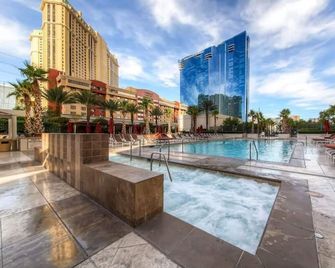 Awesome The Signature MGM condo with Strip view. No resort fee! - Las Vegas - Pool
