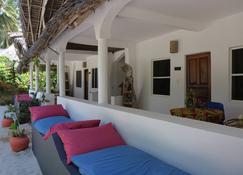 Blue Reef Sport & Fishing Lodge and Bungalows - Jambiani - Patio