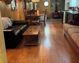 Cozy cabin nestled the woods - Warriors Mark - Living room