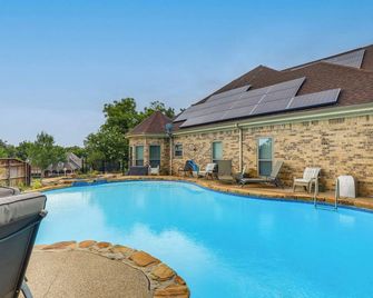 11 Mi to Dtwn: Luxe Home w/ Pool in Fort Worth - Fort Worth - Pool