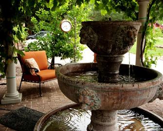 Spanish Villa Inn - Saint Helena - Patio