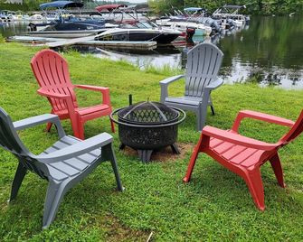 Cozy Cabin on Cobbossee Lake near Lakeside Marina - Winthrop - Patio