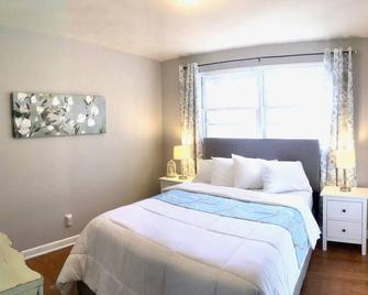 Maney's Mimzy's Garden - Hickory - Bedroom