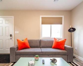 New, Euro-Style Suite, Whyte Avenue, Ac, Netflix, Sleeps 6! - Edmonton - Living room