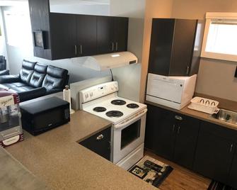 Rheli Amazing Vacation Rentals - Blairmore, Crowsnest Pass - Crowsnest Pass - Kitchen