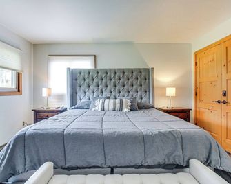 Lakefront Campbellsport Retreat w/ Dock & Yard! - Campbellsport - Habitación