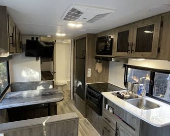 New Camper with a Hot Tub and Pool: Great For Families or a Romantic Weekend. - Union - Kitchen