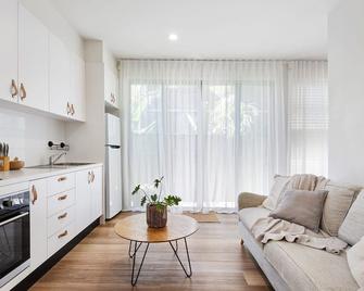 Currumbin Beach 1 bedroom Studio - steps from the beach! - Currumbin - Sala de estar