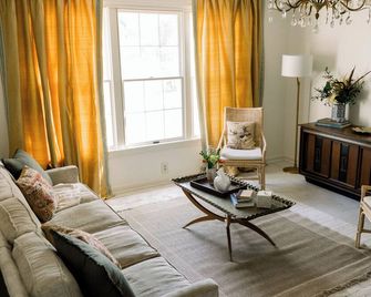 The Arlington House is a spacious home, perfect for larger families & gatherings - West Monroe - Вітальня