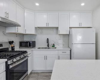 Charming 2br Getaway In The Hills - Brand New! - Highland - Cocina