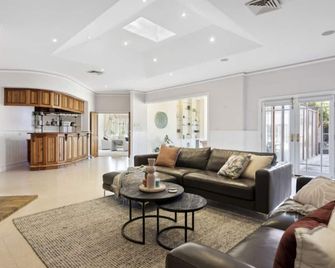 Sommerville Majestic Farm Retreat 5bd 3Bth Pool Gas Heated Spa and Fire - Somerville - Living room