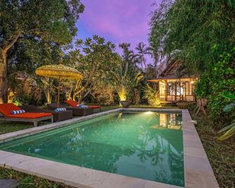 Villa Nylam, 4 Bedroom Private Villa With Tropical Vibes in Seminyak - Kuta - Uima-allas