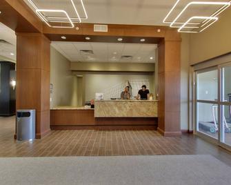King Suite. Free Breakfast. Pool With A Slide. Close To Olbrich Botanical Gardens! - Fitchburg - Front desk