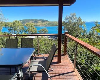 Family Island Dream Escape at Compass Point 10 Hamilton Island, 3BR Villa with Buggy - Hamilton Island - Balcony