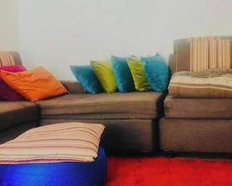 Convenient, beautiful one bedroom apartment. - Jinja - Living room