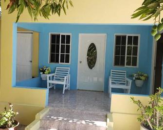 Budget Getaway Home Tucked Away 15 Minutes Walk From The Beach - Treasure Beach - Patio