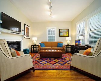 Southern Charm: Minutes to downtown Nashville with a cozy porch swing - Nashville - Salon