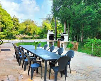 Large house in Normandy with heated swimming pool and games room. - Valognes - Patio