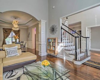 Duluth Home w/ Patio: 22 Mi to Downtown Atlanta! - Duluth - Living room