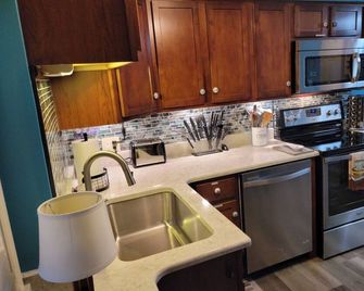 Cozy and completely updated The Farmhouse at Lanterman's Village - Youngstown - Cocina
