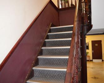 The Globe Hotel - Colchester - Schody