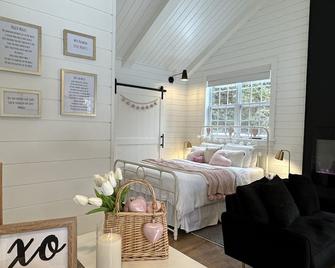 New luxury house w/hot tub private setting walk to ocean - Brigus - Bedroom