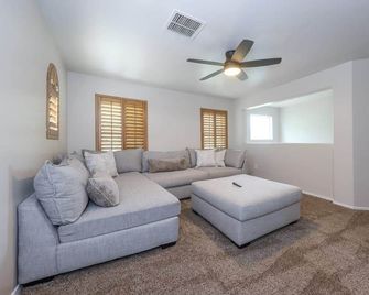 Spacious Remodeled 4BR Home near Tucson Mall - Casas Adobes - Sala de estar