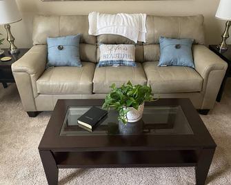 Cozy and Clean Apartment near Camp Lejeune - Jacksonville - Living room